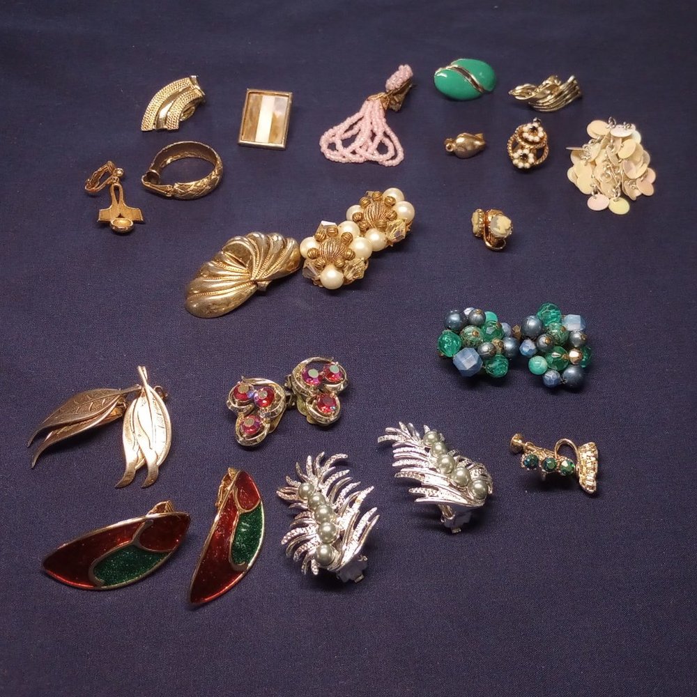 Estate Lot Vintage Jewelry 9 wearable pr Clip On Earrings, Sarah Cov, odd ones